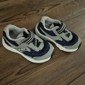 NWOT Saucony Ride 10 Toddler Boy Navy and Gray Velcro Sneakers 5.5M